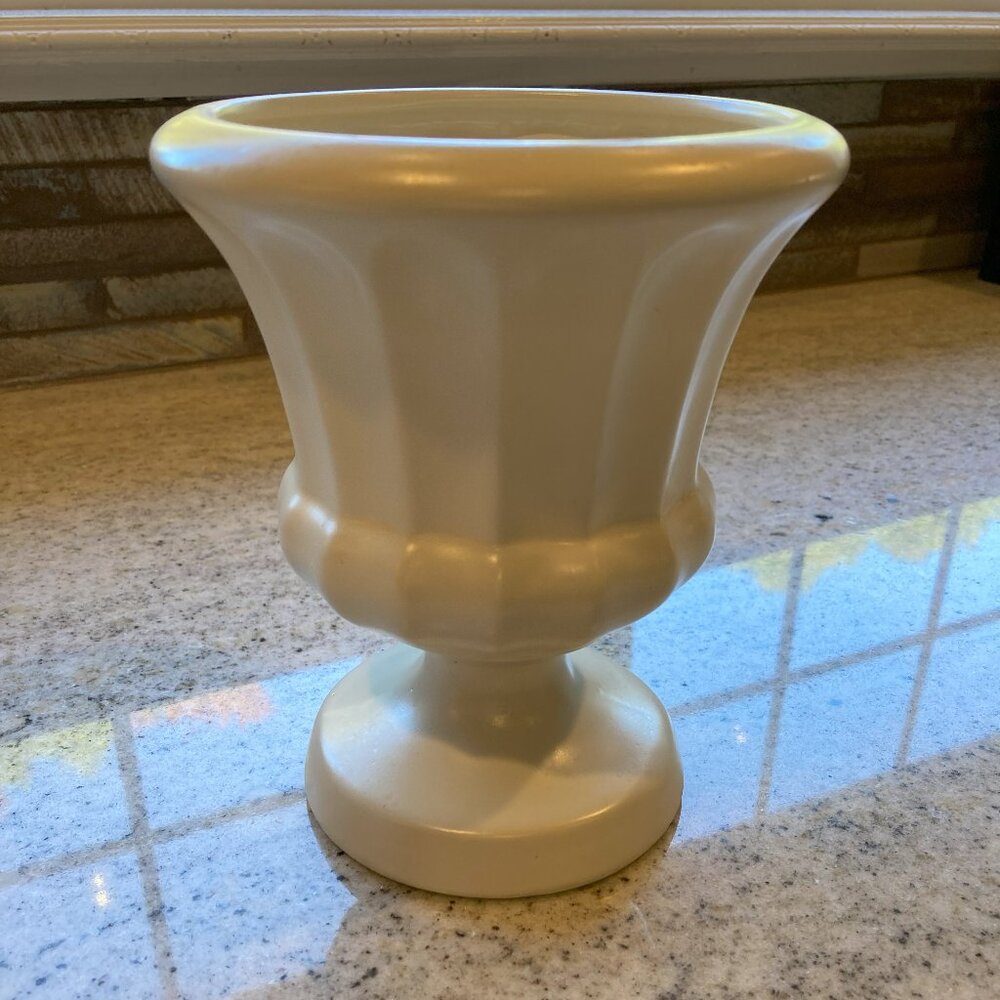 Hager USA     Vase